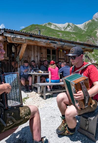 Gastlicher Höhepunkt im Gaistal: das Steinerne Hüttl hoch oben in der Südflanke des Wetterstein.