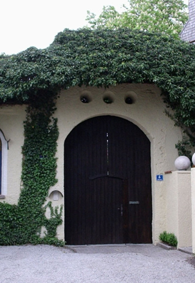 Schloss am See mit Nepomuk