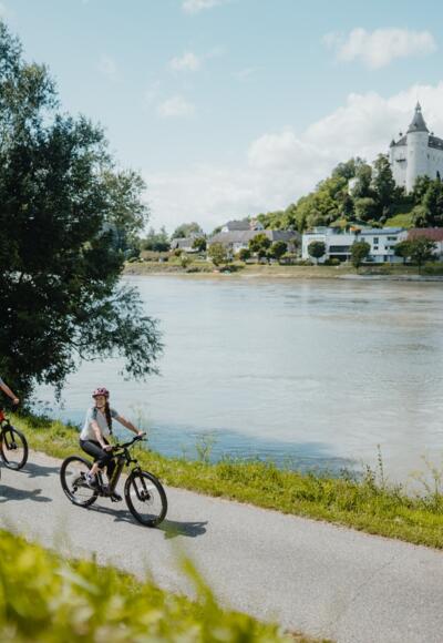 Radeln mit Blick auf Ottensheim