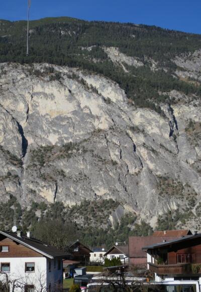 Der Simmering mit der Geierwand in Haiming. Der Klettersteig verläuft im rechten Tel der Geierwand.