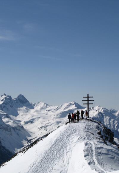 Das Wetterkreuz bieten einen grandiosen Ausblick auf den Geigenkamm in den Ötztaler Alpen. In der linken Bildhälfte der Wildgrat (2971 m).