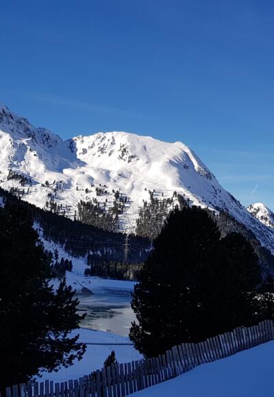 Blick über der Speicher Längental zur Vorderen Karlsspitz und zum Schafzoll (rechts).