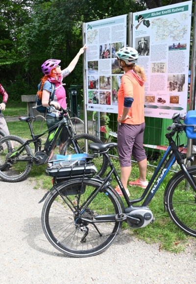 Infotafel mit Audioguide zum Räuber Kneißl Radweg