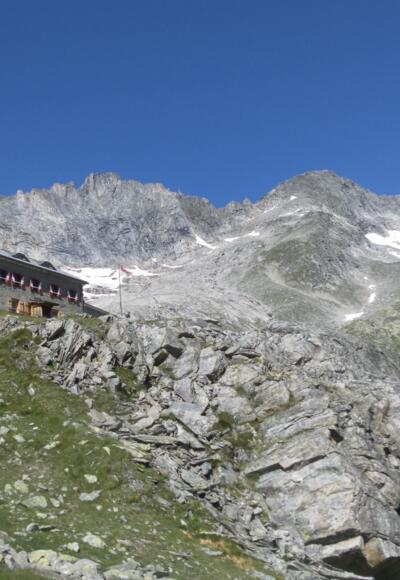 Richterhütte und Richterspitze rechts der Mitte