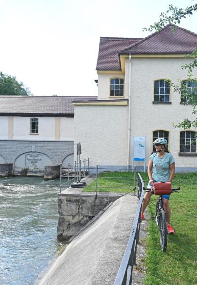 Radlerin bei E-Wasserkraftwerk in Schöngeising