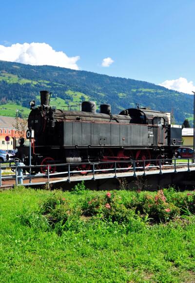 Gleich beim Start befindet sich das in Tirol einzigartige Eisenbahnmuseum.