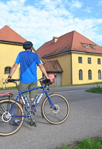 Radler vor der Furthmühle Egenhofen