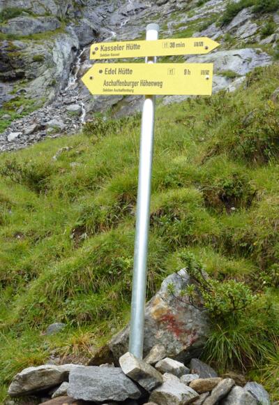 Wegverzweigung beim Aufstieg vom Stillupptal