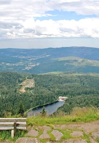 Mittagsplatz mit Blick zum Großen Arbersee und Biathlonanlage