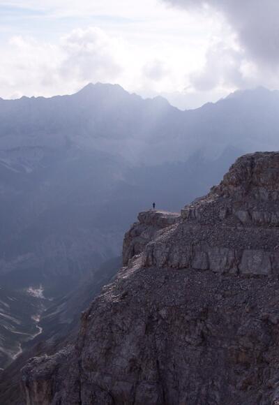 Endlose Karwendelweite – im Gipfelbereich der Birkkarspitze