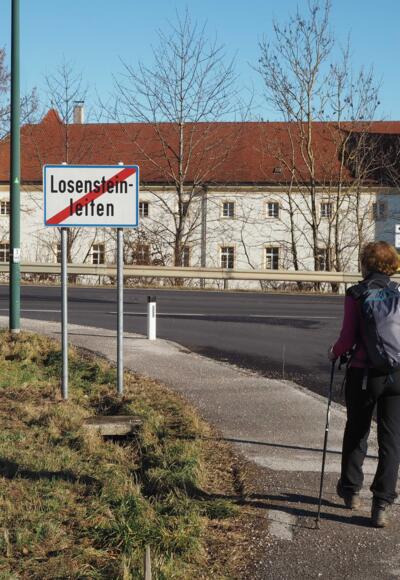 Der Benediktweg führt am Schloss Losensteinleiten vorbei
