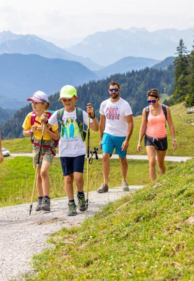 Familie wandert auf dem Panoramaweg