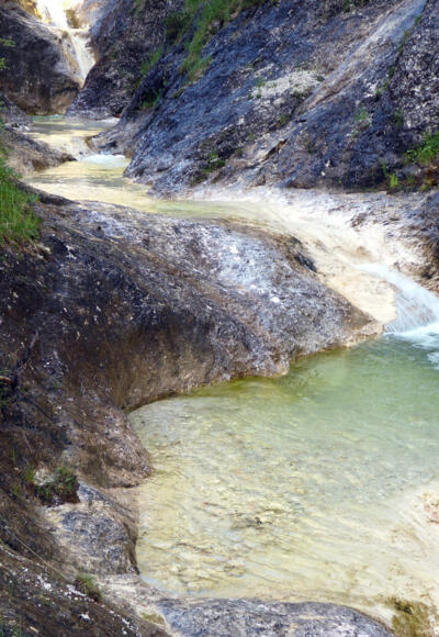 Hintereinandergereihte Gumpen sind typisch für die Aschauerklamm.