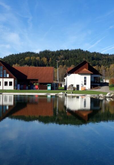 Badesee mit Hansberg