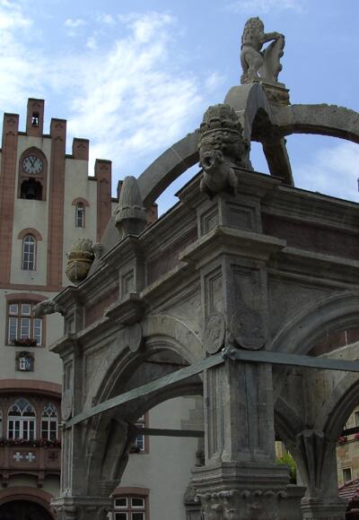 Das Rathaus und der Marktbrunnen stammen noch aus der Zeit der Renaissance.