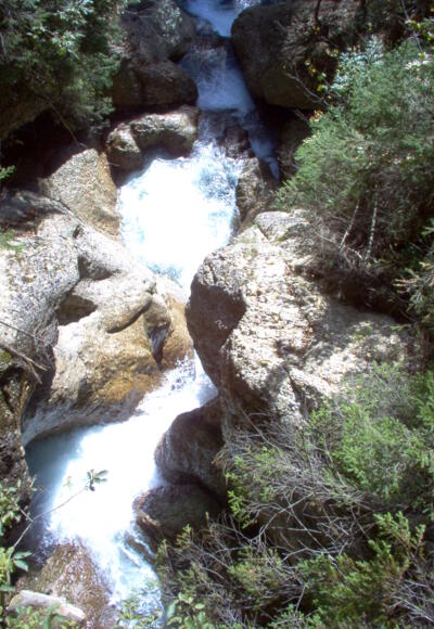 Felswände unter der Hohen Brücke.
