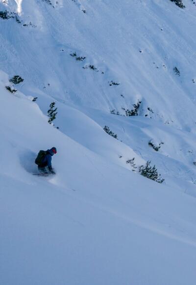 Das Gelände im Gipfelbereich ist baumfreie Zone und bietet viel Platz für genussvolle Schwünge.