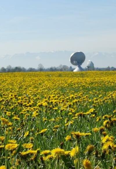 Erdefunkstelle Raisting mit dem Radom (Industriedenkmal)