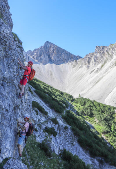 Am Seefelder Panorama-Klettersteig geht es gleich zu Beginn zur Sache.