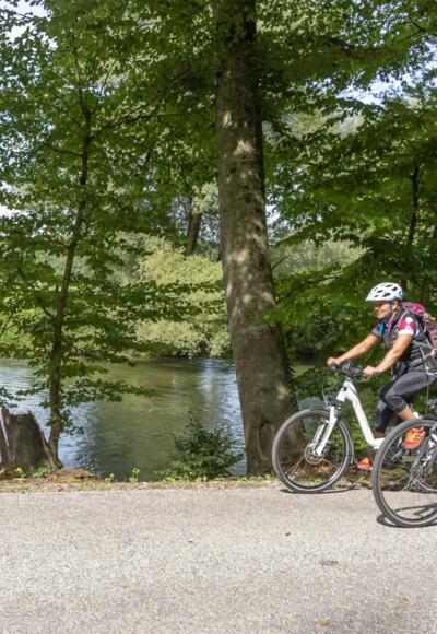 Radler an der Amper bei Fürstenfeldbruck