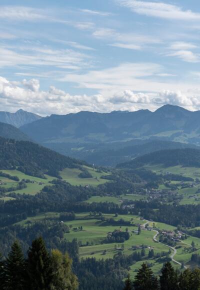 Ausblick Richtung Hittisau und Krumbach vom Dorfplatz Sulzberg