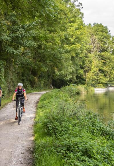 Radler am Mühlbach in Olching