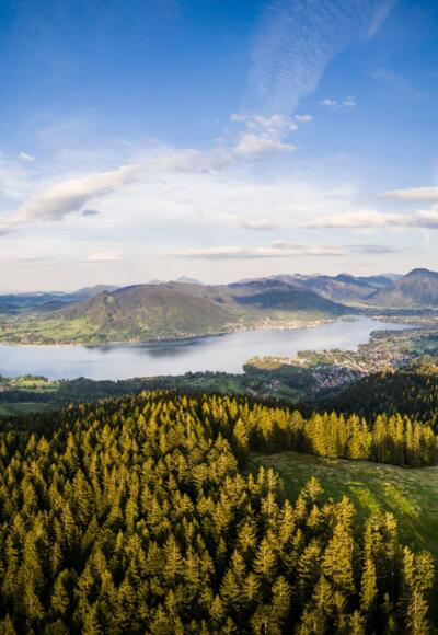 Die Holzeralm im Hintergrund der Tegernsee