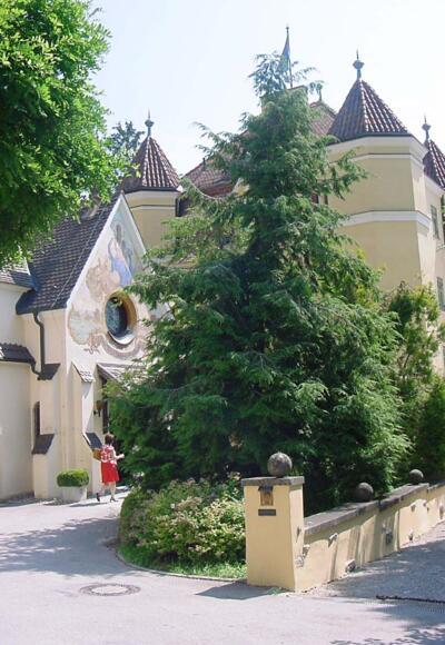 Im Schloss Garatshausen ist das Café für Radler geöffnet.