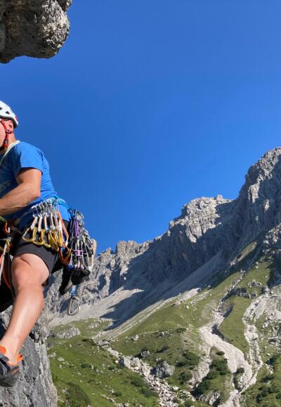Luis Stitzinger in der vierten Seillänge von &quot;Hepke Vitale&quot;. Dahinter Engelkarturm und Hinterer Platteinspitze.