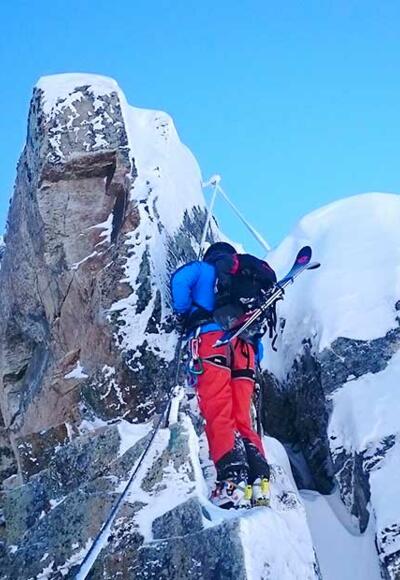 Der Arlberger Winterklettersteig ist ein besonderes, anspruchsvolles Erlebnis. Hier eine der mit D bewerteten Schlüsselstellen.