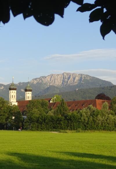 Kloster Benediktbeuern mit Benediktenwand