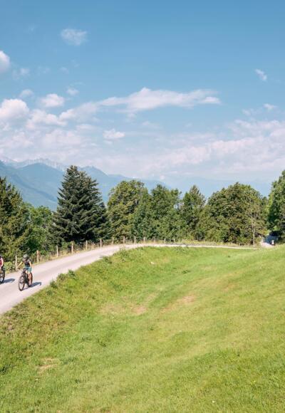 Auf der Schotterstraße geht es ab Laz bergwärts Richtung Muttersberg