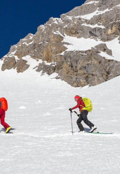 Hubert Praschberger und Klara Palme steigen in die Rote Rinnscharte im Wilden Kaiser auf