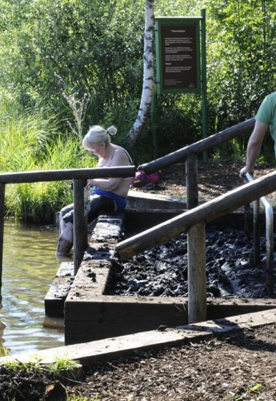 Kneippen im neuen Moortretbecken