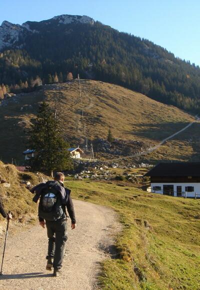 Vor der Ritzaualm, links die Naunspitze