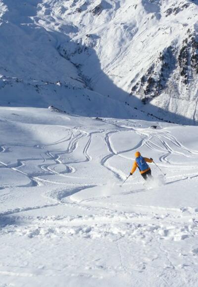 Viel Platz für die Abfahrt bieten die weiten Hänge vom Marchkopf.