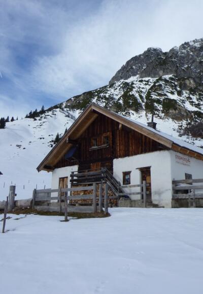 Stegmoosalm, links davon der Rücken zum Breiten Balfen