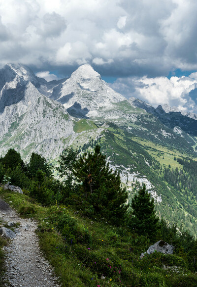 Wanderpfad mit Zugspitzmassiv im Hintergrund