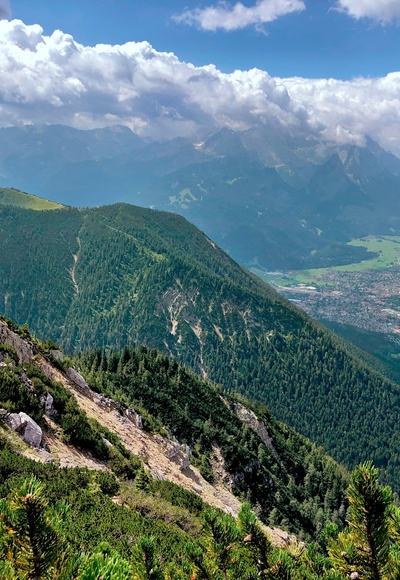 Unterwegs am Grat des Hohen Fricken mit Blick auf Wank und Zugspitze.