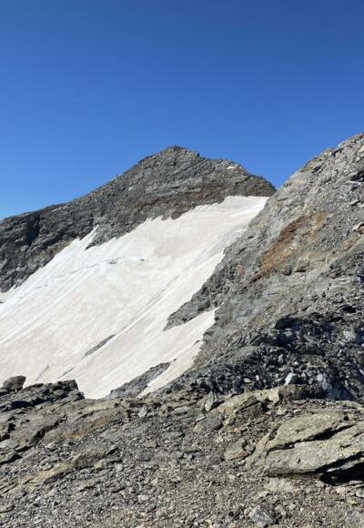 Gipfel der Vorderen Hintereisspitze im Hintergund sowie Übergang beim Firnfeld und Gratverlauf