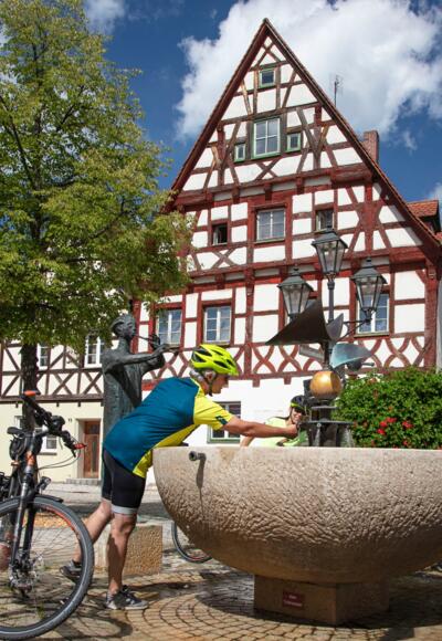 Radfahrer am Marktplatz in Heideck