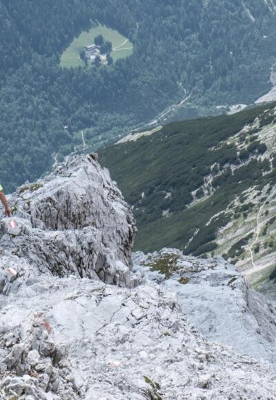Lang ist der Abstieg vom Großen Bettelwurf hinab ins Halltal, rechts die Bettelwurfhütte.