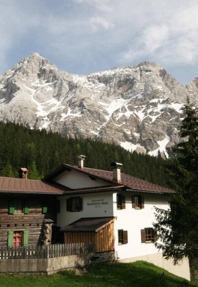 Hochthörlehütte mit Zugspitzmassiv