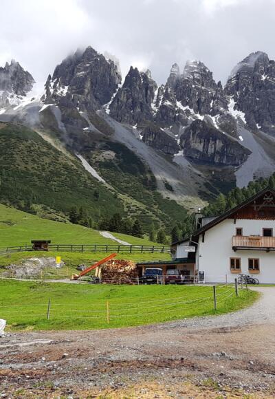 Ausgangspunkt Kemater Alm. Hinten die Kalkkögel: Hochtennspitze, Schlicker Zinnen, Steingrubenkogel (v.l.n.r).
