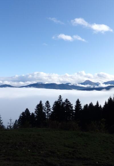 Blick vom Abstieg auf die umliegenden Berge