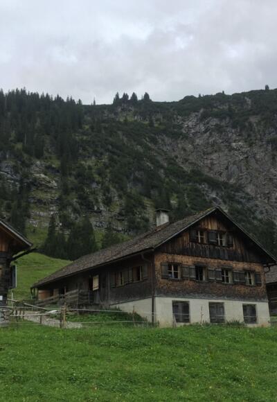 Die Gadenalpe besteht aus drei Hütten