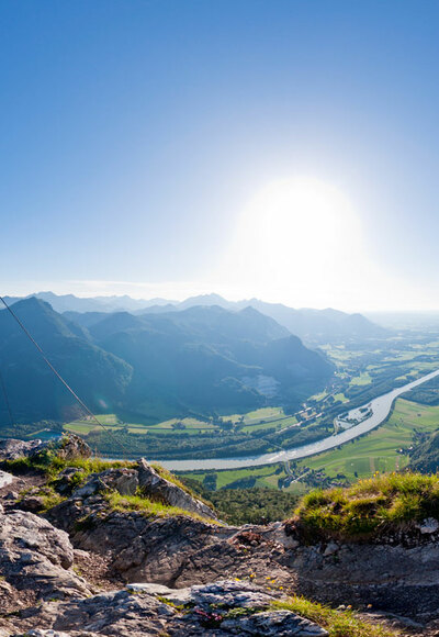 Österr. Gipfelkreuz auf dem Kranzhorn mit Blick auf das Inntal