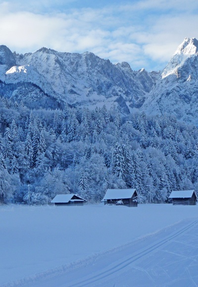 Loipen in Garmisch-Partenkirchen mit Blick auf das Zugspitzgebiet