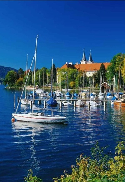 Blick zur Klosterkirche in St.Quirin