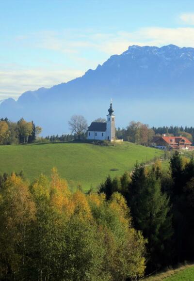 Unverkennbar gehört der sanfte Johannishögl zur Flyschzone und der schroffe Untersberg zu den Nördlichen Kalkalpen.